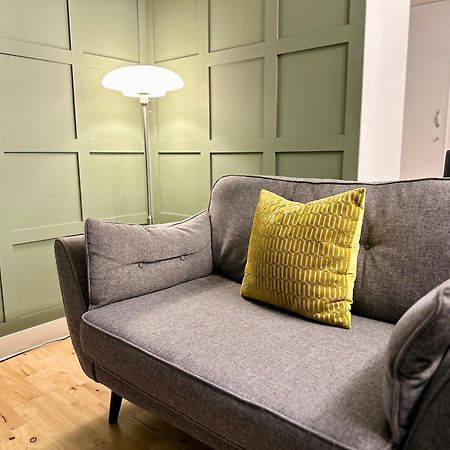 Private Garden Apartment With Geodome Manchester Bagian luar foto
