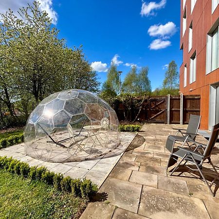 Private Garden Apartment With Geodome Manchester Bagian luar foto